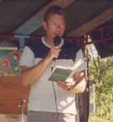 Jens Fink-Jensen lser op af sine digte i bogcafeen Heidruns i Torsby, Vrmland, juli 2003